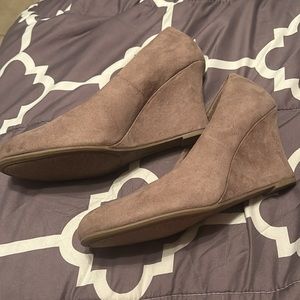 Life stride dexflex comfort. Size 8.5W. Wedge. Mauve beige. Only tried on.